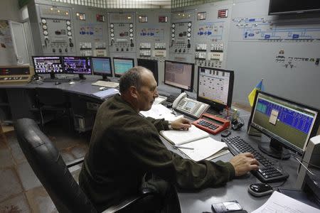 A dispatcher monitors the sensors in a dispatcher's room at Romny gas compressor station in Sumy region, October 16, 2014. Picture taken October 16, 2014. REUTERS/Valentyn Ogirenko