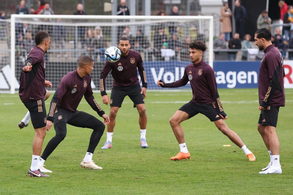 Die Neuen Josha Vagnoman, Kevin Schade und Felix Nmecha spielen sich mit dem DFB-Team ein, der erfahrene Emre Can (rechts) schaut zu. (Bild: Alexander Hassenstein/Getty Images)