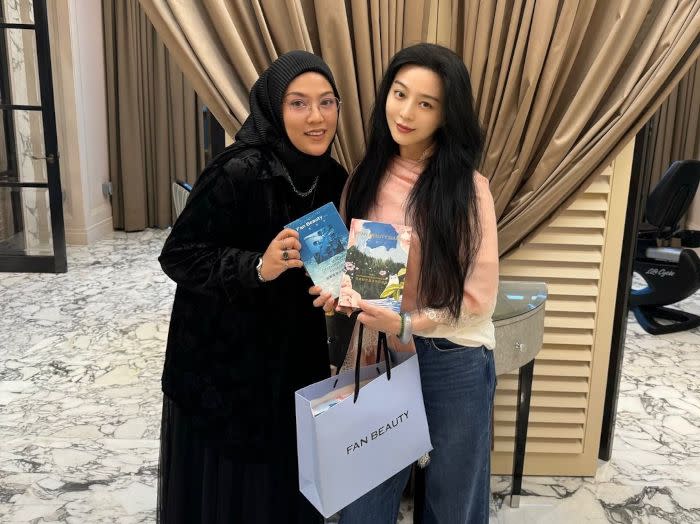 The actress meeting with Shila Amzah, who recently gave birth to her second child