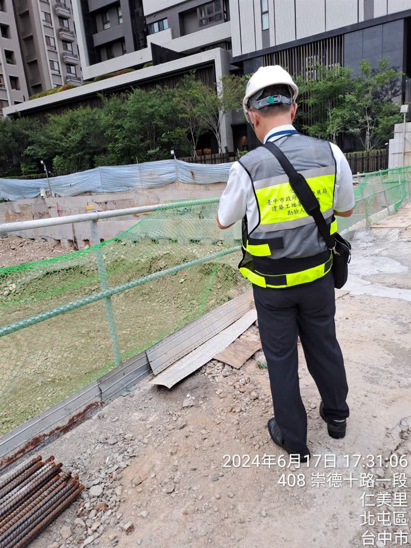 都發局會勘後，認為地下室開挖作業沒有安全維護措施，勒令停工改善。(圖／翻攝畫面)