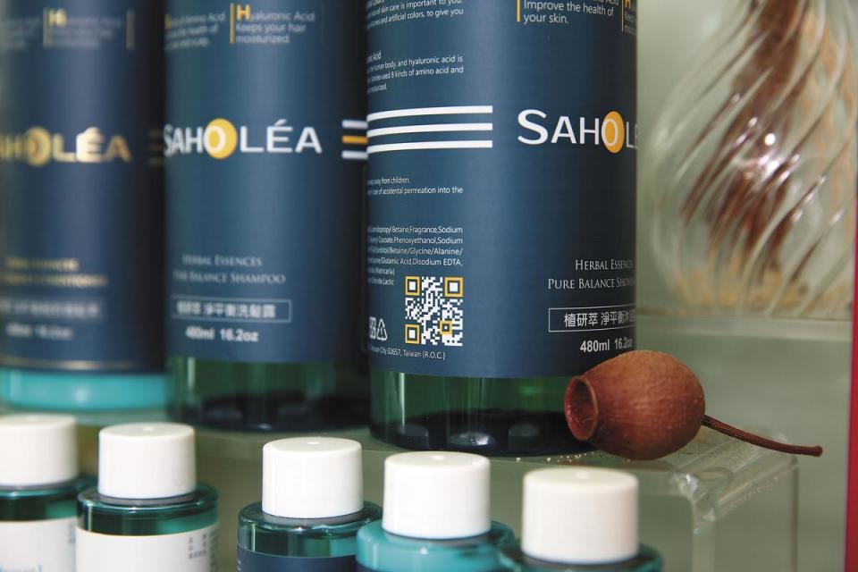 森歐黎漾（SAHOLÉA）主打洋甘菊頭皮養護與沐浴露，瓶身還可掃描QR Code，頗受年輕族群歡迎。