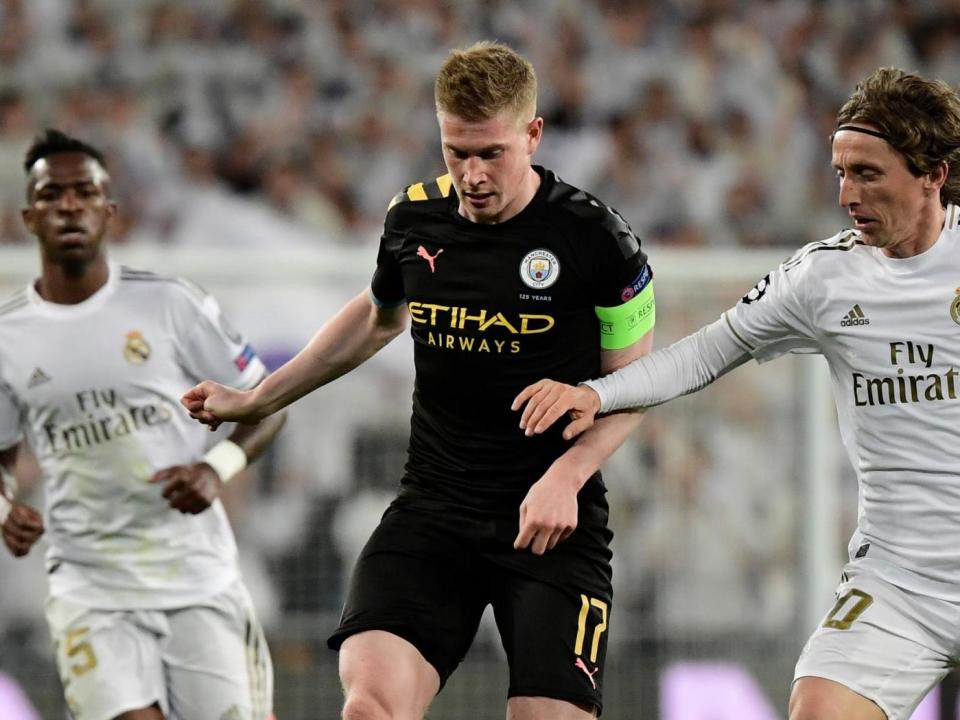 Manchester City midfielder Kevin De Bruyne vies with Real Madrid's midfielders: AFP via Getty Images