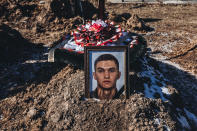 <p>Voici la tombe d'un soldat ukrainien mort au combat, à Kiev. (Diego Herrera Carcedo/Anadolu Agency via Getty Images)</p> 