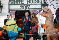 <p>Zu Halloween verwandelte sich das Weiße Haus in ein Gruselschloss. US-Präsident Donald Trump und First Lady Melania Trump begrüßten kleine Gäste mit Süßigkeiten. Die Kinder hatten sich unter anderem als Minion und Dinosaurier verkleidet. (Bild: AP Photo) </p>