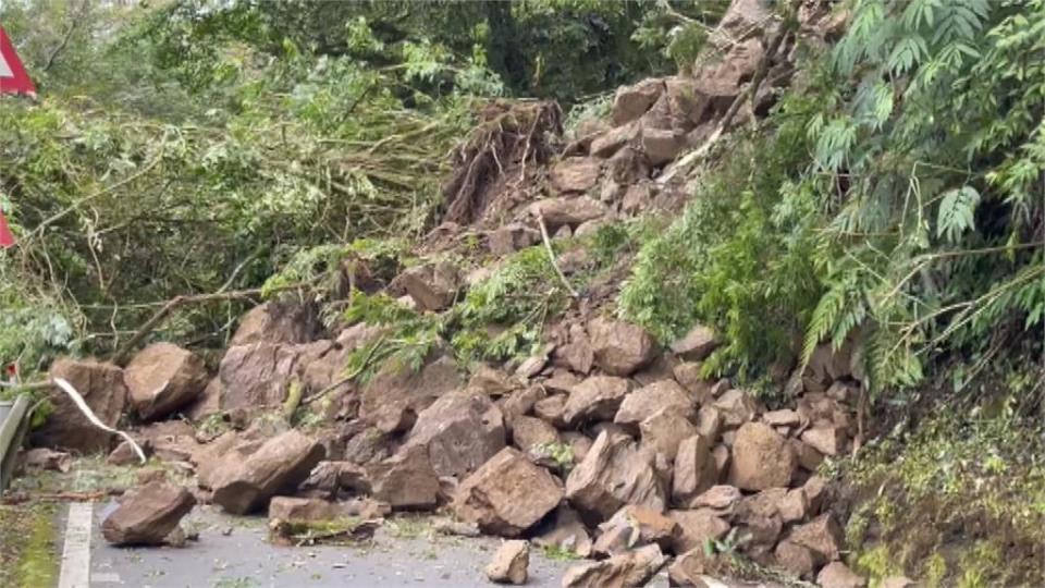 台14甲線翠峰段落石阻斷道路　派遣重機具進駐！估計傍晚搶通