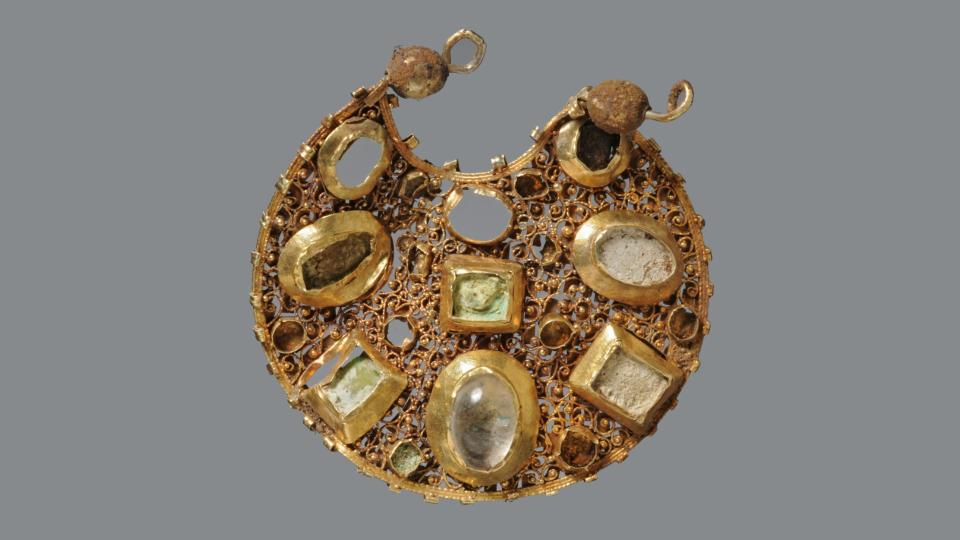 The front of the second gold earring in the Byzantine style.