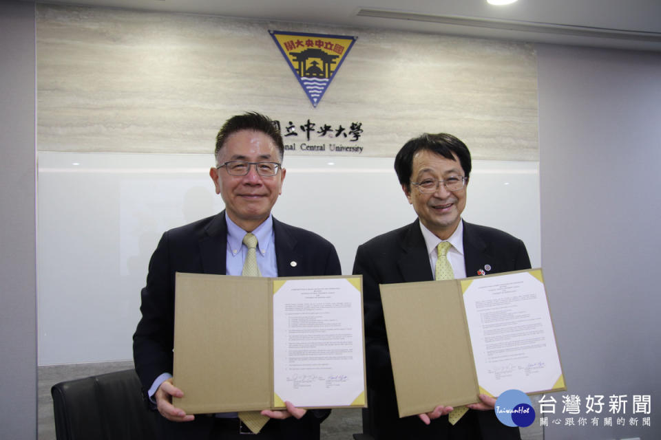 中央大學周景揚校長(左)與日本筑波大學校長永田恭介(右)簽署學術交流合作與交換學生協議書。