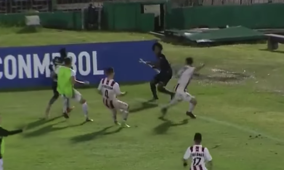 Angelo Preciado of Independiente Del Valle uses the corner flag as a weapon to fend off threats from opposing players. (Screenshot: Fox Sports)