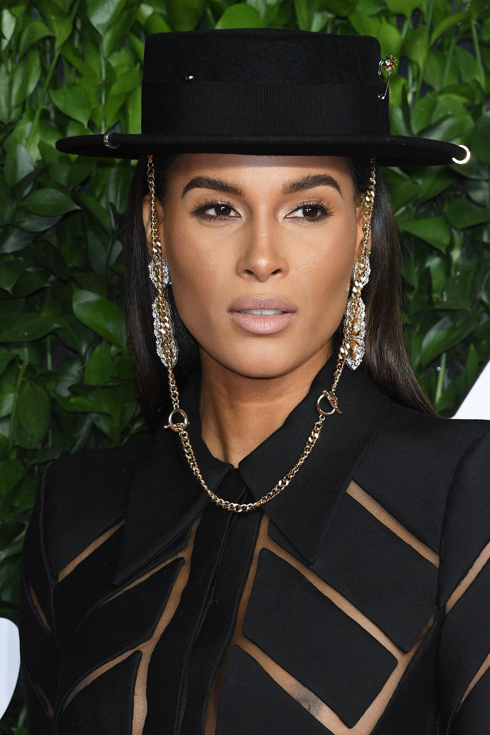 Cindy Bruna et son chapeau chic