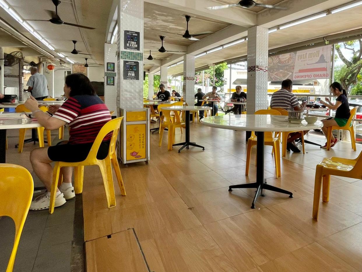 Dine-in at food & beverage establishments in Singapore like this coffeeshop in Sin Ming resumed on 21 June 2021 during Phase 3 (Heightened Alert). (PHOTO: Dhany Osman/Yahoo News Singapore)
 