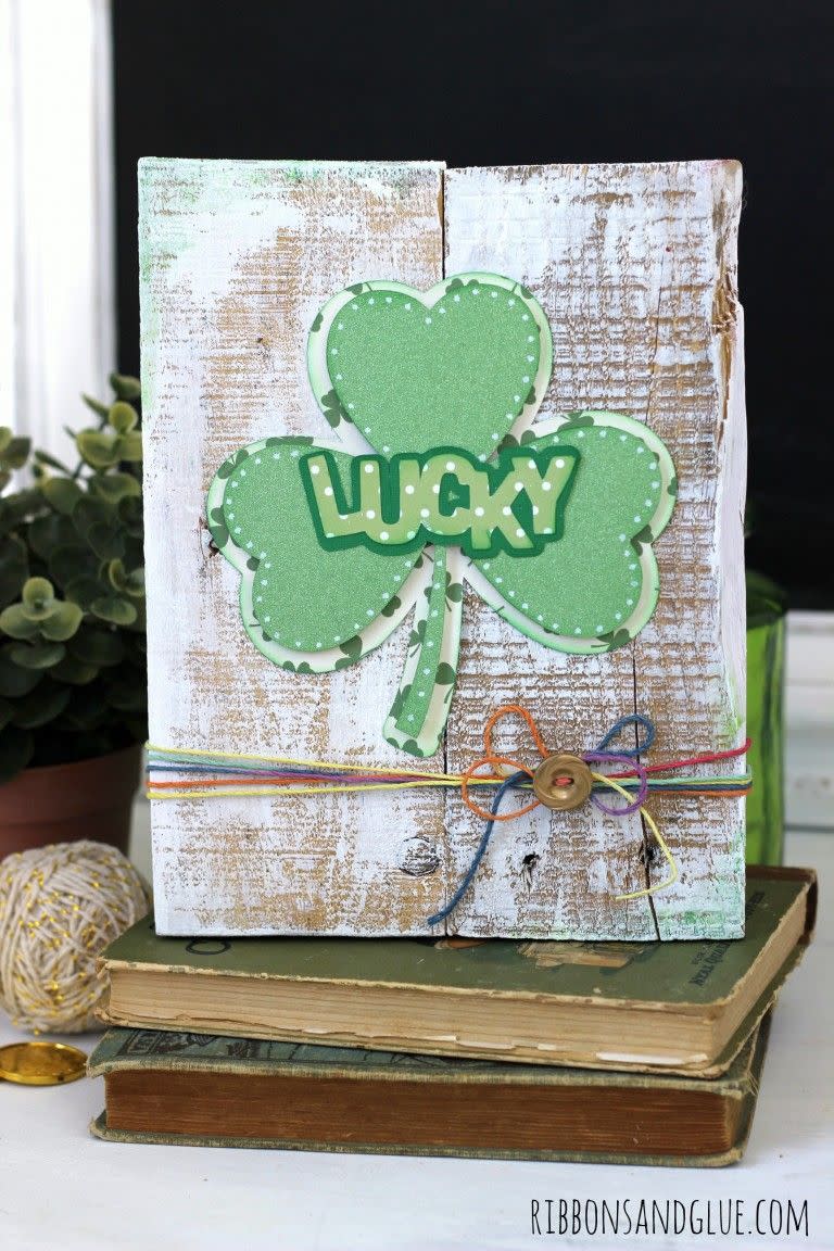 DIY Shamrock Pallet Art