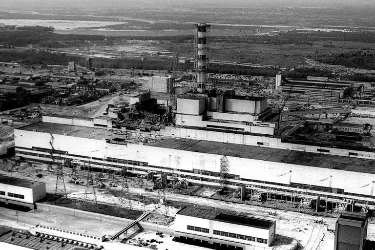 An aerial view of the Chernobyl nuclear power plant after the explosion of its fourth reactor in this 1986 file photo. On April 26, 1986, several explosions destroyed reactor No. 4 at the plant, turning it into a radioactive inferno that sent a lethal plume into the night sky. Ukraine marks the 20th anniversary of the explosion of the Chernobyl nuclear accident, the world's worst civil nuclear disaster on April 26, this year. To match feature Nuclear-Chernobyl     B/W ONLY       REUTERS/Vladimir Repik/Files