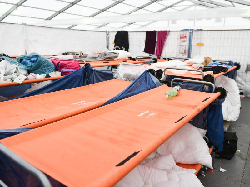 In Etagenbetten müssen Flüchtlinge in einer Notunterkunft in Karlsruhe schlafen. Foto: Uwe Anspach/Archiv