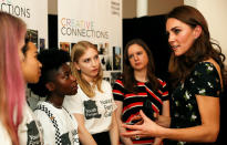 <p>Kate recibió flores de varias chicas del Youth Forum de la National Portrait Gallery, quienes prestaron mucha atención a las palabras de la duquesa de Cambridge. (Foto: John Sibley / Pool / Reuters). </p>