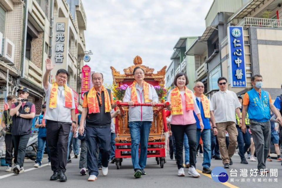 張市長出席「龍潭龍元宮建廟二百年-『豐登巡境』祈安遶境起駕儀式」。