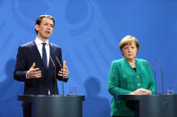 <p>Im Zuge des Berlin-Besuchs des österreichischen Kanzlers Sebastian Kurz sagte Bundeskanzlerin Angela Merkel, sie werde die neue österreichische Regierung „an ihren Taten messen“. Da wo es unterschiedliche Sichtweisen gebe, „werden wir alles tun, um gemeinsame Positionen zu finden“. (Bild: ddp Images) </p>