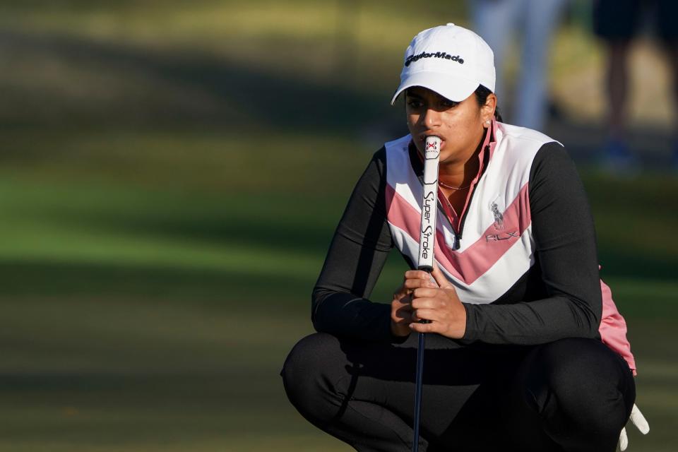 Megha Ganne, de Nueva Jersey, se pone en cuclillas en el décimo green durante la primera ronda del Augusta National Women's Amateur en Champions Retreat en Augusta, Georgia, el miércoles 29 de marzo de 2023.