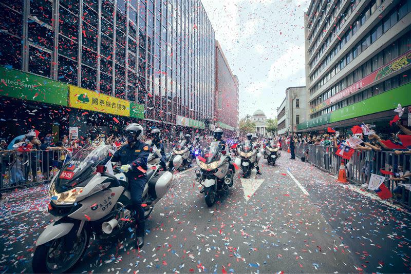 「OUR HEROES！台灣英雄大遊行」近午時分在中華路、館前路、忠孝西路至中山南路展開。（圖／文化總會提供）