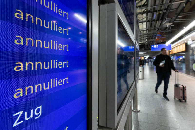 A display in the departure hall at Terminal 1 at Frankfurt Airport shows several flights as canceled. Lando Hass/dpa