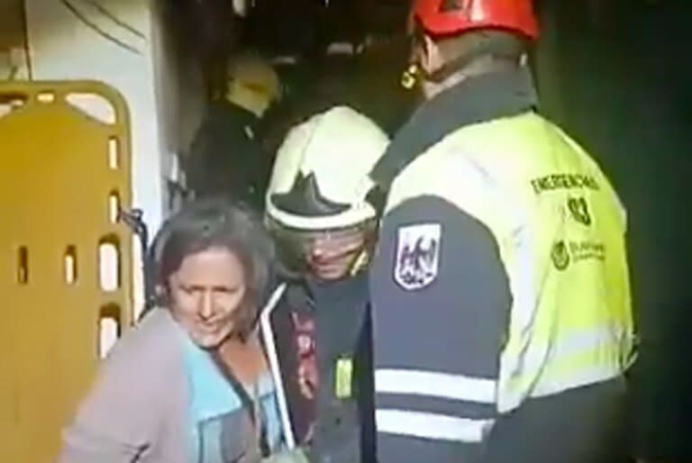 Personal de emergencia evacúa a las personas del edificio que se derrumbó en Floresta