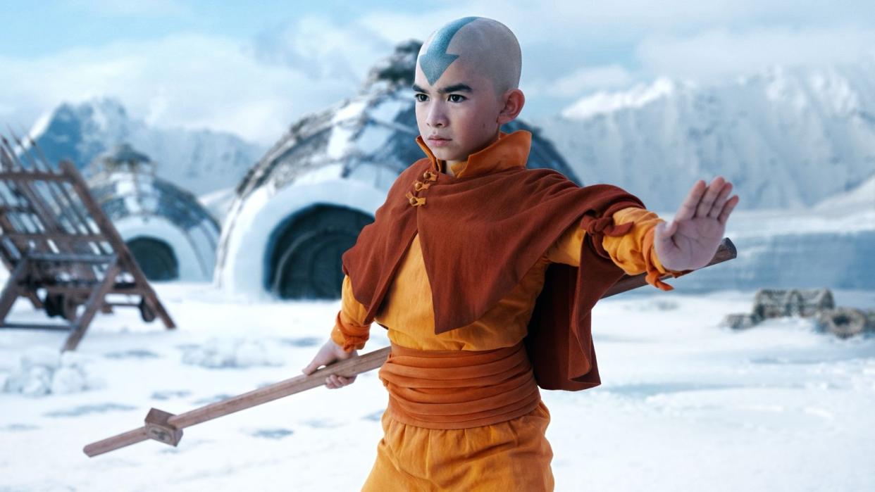 Die Welt ist aus den Fugen geraten, und nur ein zwölfjähriger Junge kann sie retten: Dabei hat Aang (Gordon Cormier) genug damit zu tun, Kind zu sein. (Bild: © Netflix / Robert Falconer)