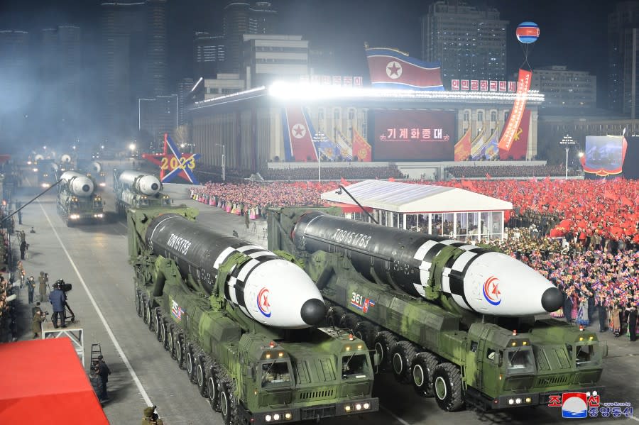 北韓2月8日建軍節閱兵式上展示多款新型導彈。   圖：翻攝朝中社(資料照片)