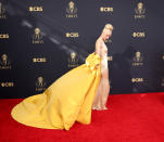 <p>Nuestra protagonista confió en Dior y deslumbró luciendo un vestido customizado de cuello <em>halter</em>. La artista remató el <em>outfit </em>con un abrigo amarillo de estilo <em>off the shoulder. </em>Con este impresionante look de Alta Costura la intérprete parecía una estrella del Hollywood dorado. (Foto: Jay L. Clendenin / Getty Images)</p> 