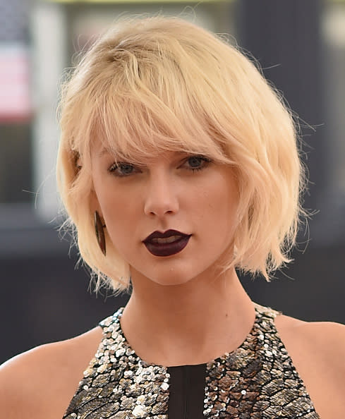 Para novias que van por más. El make-up de Taylor Swift es para una mujer que está acostumbrada a maquillarse y quiere subir la apuesta en el día de su boda. Es un look perfecto para una boda en invierno porque apuesta por la piel bien pálida y por los labios oscuros y sin brillo que resaltan y se roban todo el protagonismo. - Foto: Dimitrios Kambouris/Getty Images