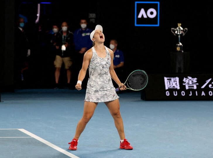 Ash Barty lanza un grito de victoria tras ganar el Abierto de Australia en la final contra la estadounidense Danielle Collins. Enero 29, 2022. REUTERS/Loren Elliott