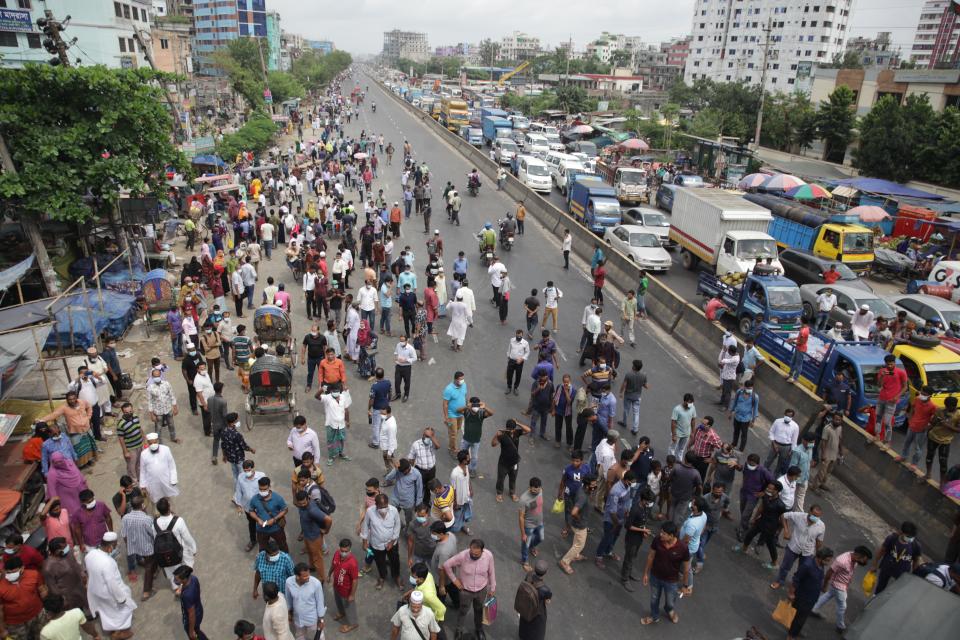 <p>La decisión del Gobierno bangladesí de imponer un nuevo confinamiento en el país ante el repunte de contagios ha provocado un auténtico éxodo en la capital, Daca. (Photo by Mehedi Hasan/NurPhoto via Getty Images)</p> 