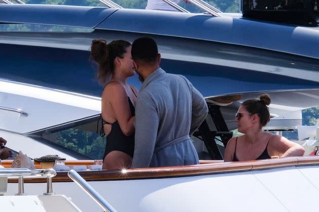 <p>John Legend et sa famille en vacances sur un yacht en Italie le 4 juillet 2019.</p>