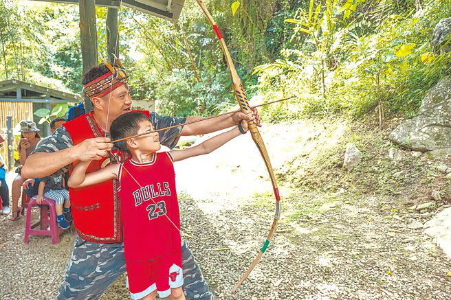 新竹縣五峰獵人學校教導小朋友射箭，體驗原民狩獵文化。（羅浚濱攝）