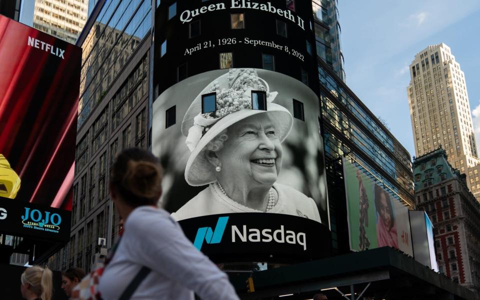 Una imagen de la reina Isabel II mostrada en la cartelera digital de Times Square - David Dee Delgado/Getty