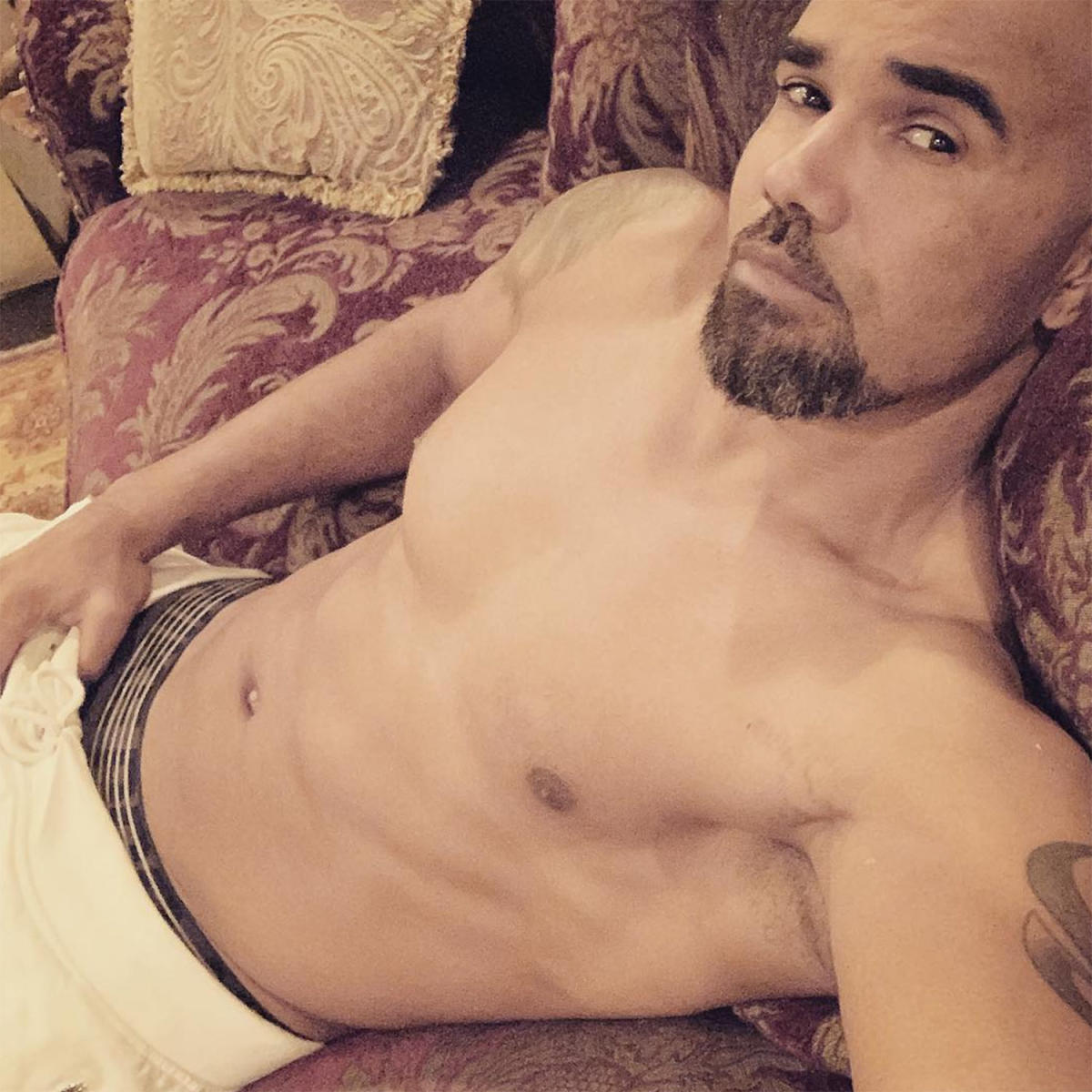 Criminal Minds Alum Shemar Moore Shares Shirtless 2019 Chill Mode Selfie for My Baby Girls pic
