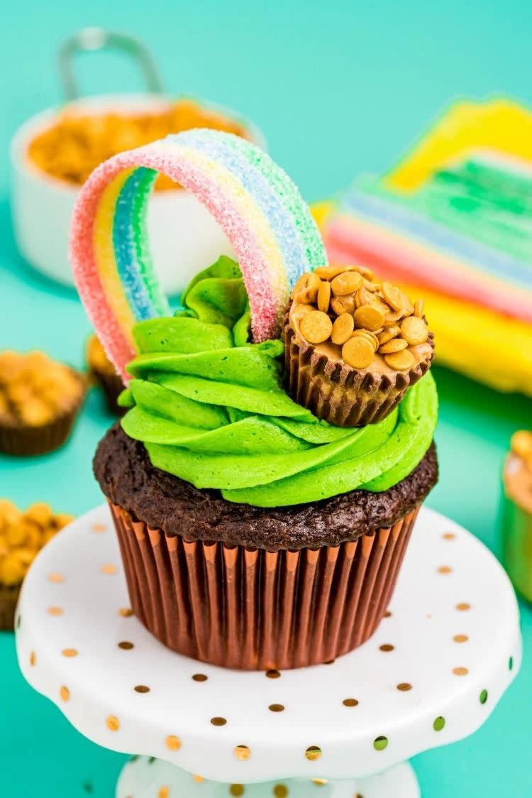 st patricks day desserts pot of gold st patricks day cupcakes