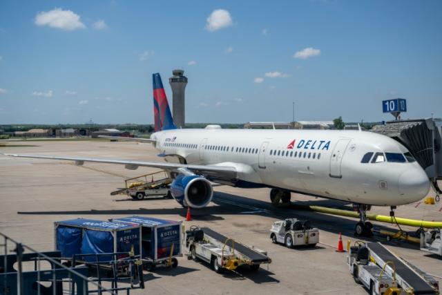 Delta reports profit jump but lowers earnings forecast