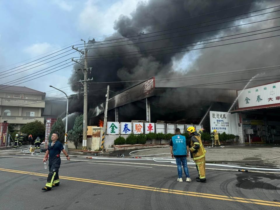 雲林一碾米廠發生火警，警消出動近百人，終在8小時後撲滅。翻攝雲林縣議員李明哲臉書