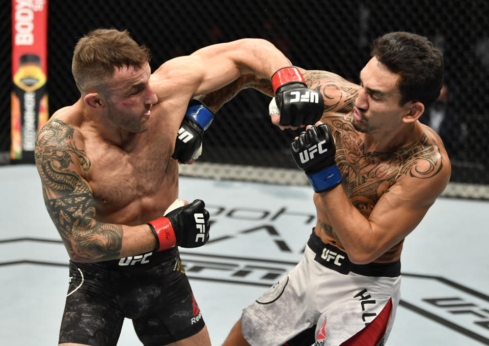 ABU DHABI, UNITED ARAB EMIRATES - JULY 12: (L-R) Alexander Volkanovski of Australia punches Max Holloway in their UFC featherweight championship fight during the UFC 251 event at Flash Forum on UFC Fight Island on July 12, 2020 on Yas Island, Abu Dhabi, United Arab Emirates. (Photo by Jeff Bottari/Zuffa LLC)