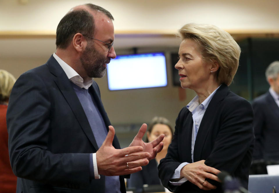 Gleiche Fraktion, aber Rivalen: Manfred Weber und Ursula von der Leyen in Brüssel (Bild: REUTERS/Yves Herman)