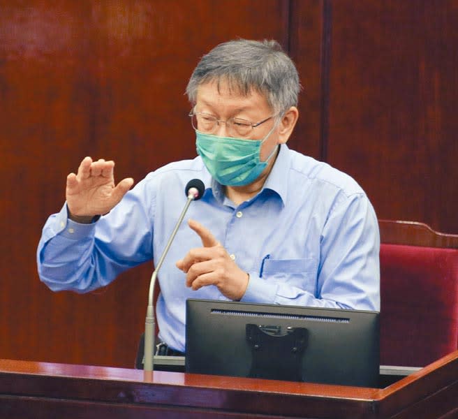 台北市長柯文哲4日赴議會專案報告，面對議會提出「台北市重陽敬老金自治條例」，他認為違憲，一旦通過將提覆議。（陳君瑋攝）