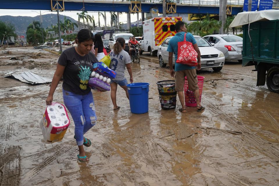 Survivors loot a grocery store in Acapulco after Hurricane Otis (AP)