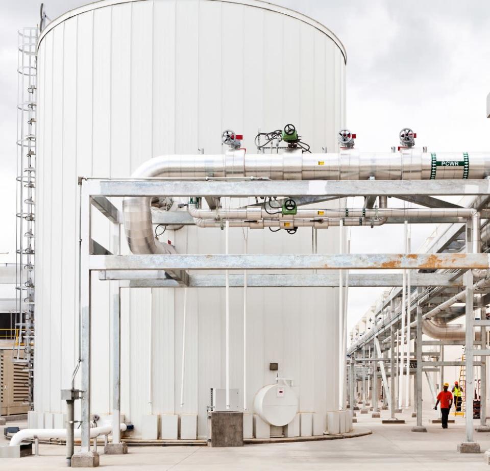 La compañía tiene instalados de tanques de almacenamiento que pueden albergar hasta 900.000 litros de agua. Este tanque aislado contiene el agua que se envía al corazón del centro de datos para su enfriamiento. (Google)