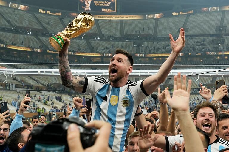 Una postal eterna: Lionel Messi celebra con el trofeo de campeón tras la victoria ante Francia en la final del Mundial de Qatar