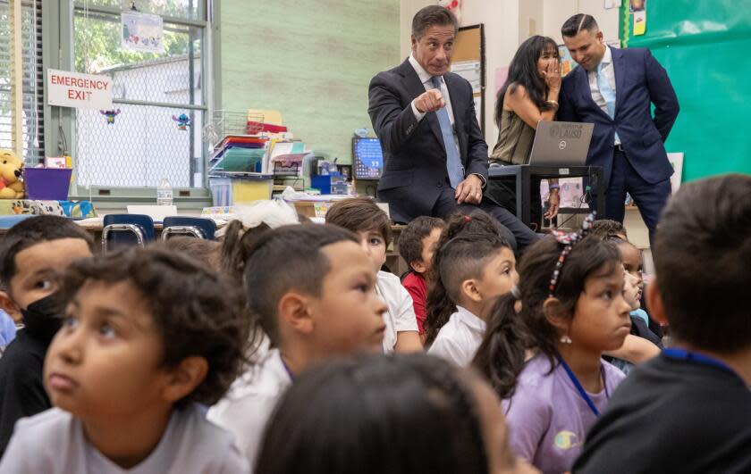 Valley Glen, CA - August 14: Los Angeles Unified School District Superintendent Alberto Carvalho, left, gestures during a visit with first graders at Coldwater Canyon Elementary on Monday, Aug. 14, 2023 in Valley Glen, CA. (Brian van der Brug / Los Angeles Times)