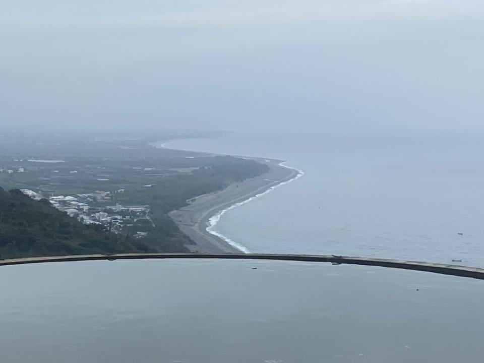 華源景觀平台是一處蓄水池，海天一色的風景十分遼闊。