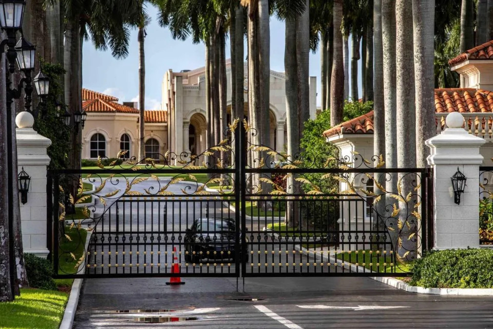 Las puertas del Trump International Golf Club en West Palm Beach, Florida, permanecen cerradas mientras el FBI está investigando un intento de asesinato del candidato presidencial republicano, el expresidente Donald Trump, el 15 de septiembre de 2024.