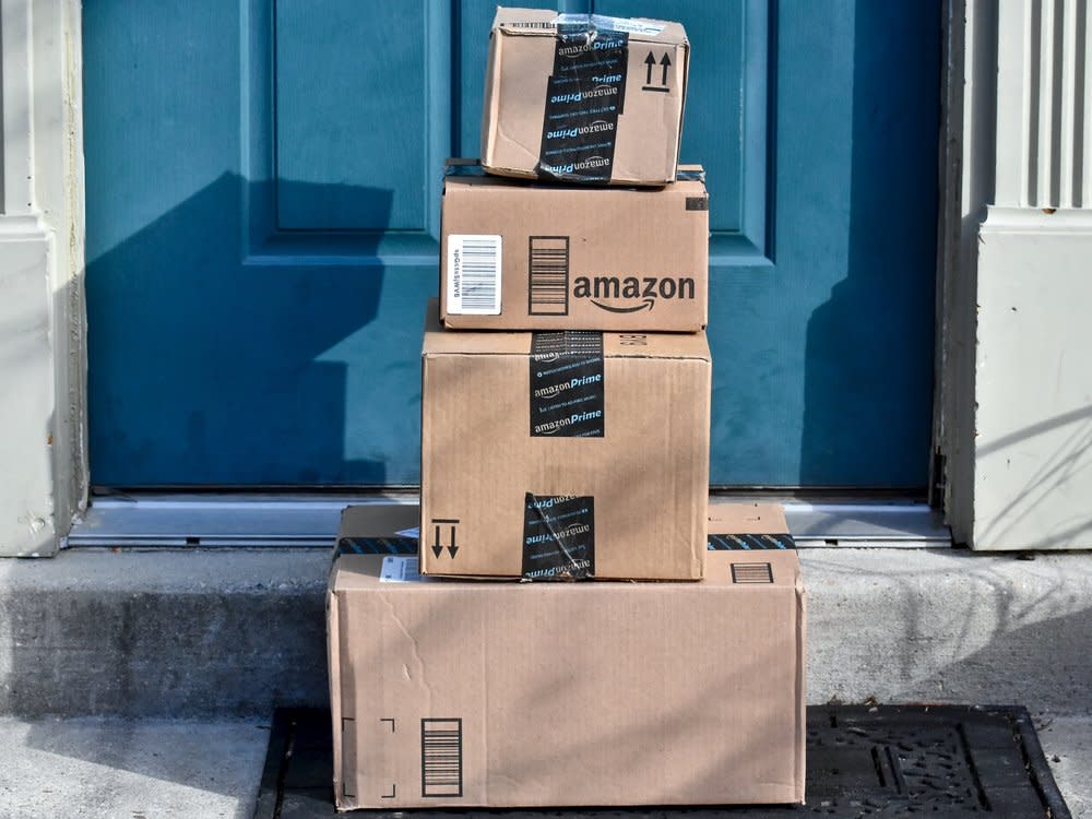 Bei manch Amazon-Nutzerin und -Nutzer dürften bald wieder einige Pakete eintrudeln. (Bild: Jeramey Lende/Shutterstock.com)