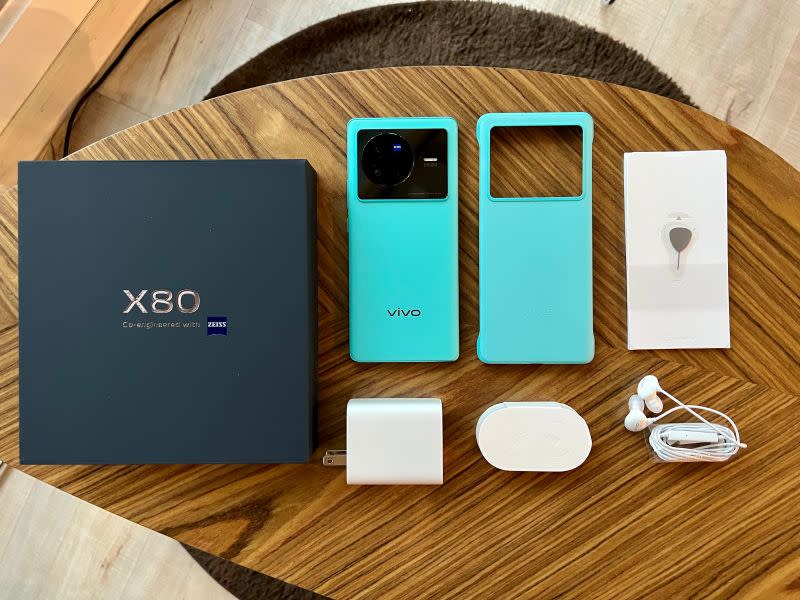 <p>▲vivo X80手機盒裝內附的商品超大方，包含快充頭、電源線、耳機、保護殼。(圖／記者周淑萍攝)</p>