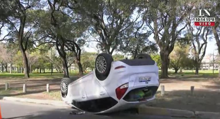 El auto volcado en los Bosques de Palermo