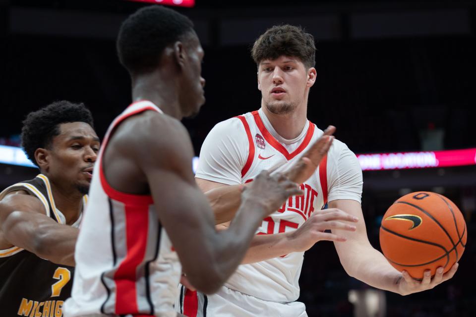 Ohio State center Austin Parks hands the ball to Scotty Middleton (0) during a game against Western Michigan on Nov. 19.